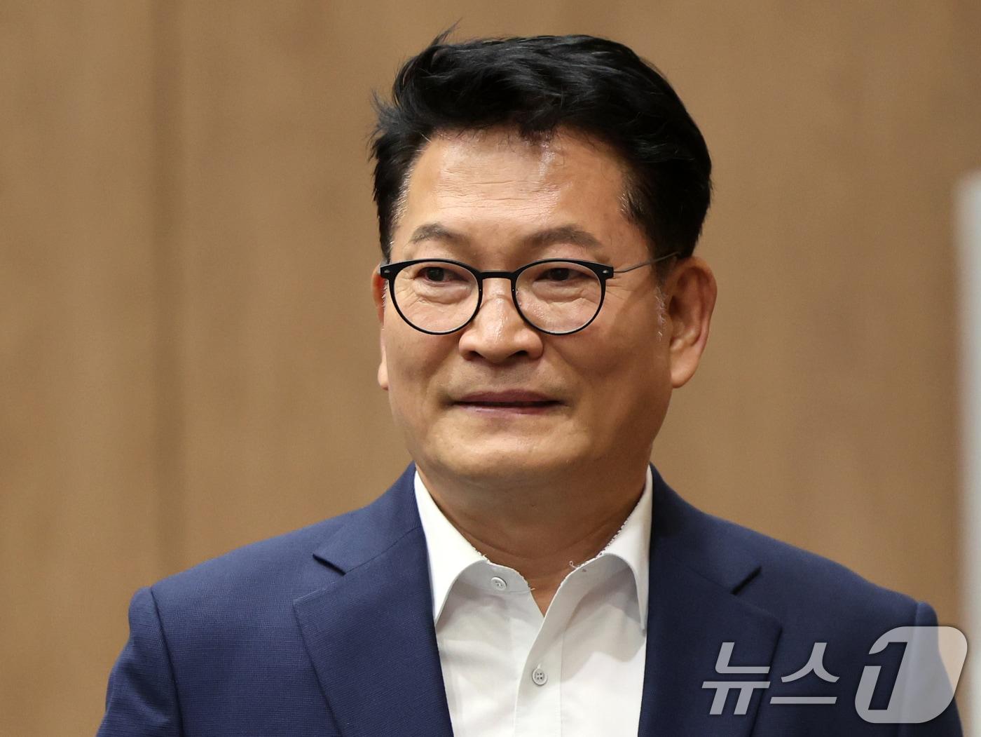 본문 이미지 - 송영길 더불어민주당 당대표 후보가 5일 오전 서울 여의도 국회 소통관에서 조희대 대법원장 탄핵 추진 기자회견을 위해 이동하고 있다. 2026.8.5 ⓒ 뉴스1 황기선 기자