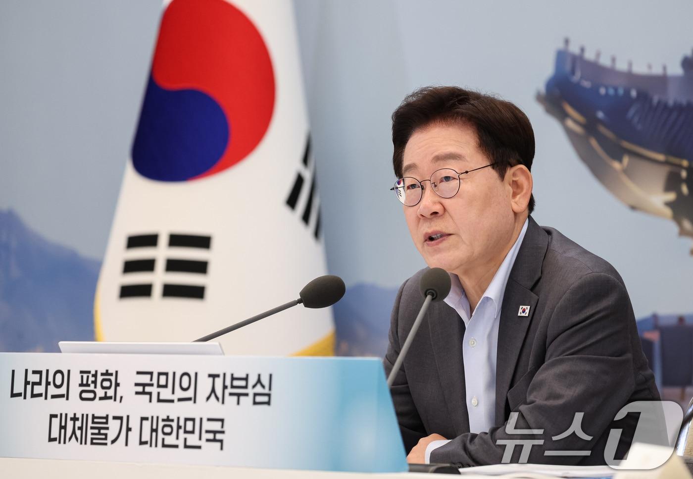 본문 이미지 - 이재명 대통령이 5일 청와대 영빈관에서 열린 외교부, 통일부, 국방부, 국가보훈부 2차 업무보고에서 발언을 하고 있다. (청와대통신사진기자단) 2026.8.5 ⓒ 뉴스1 이재명 기자