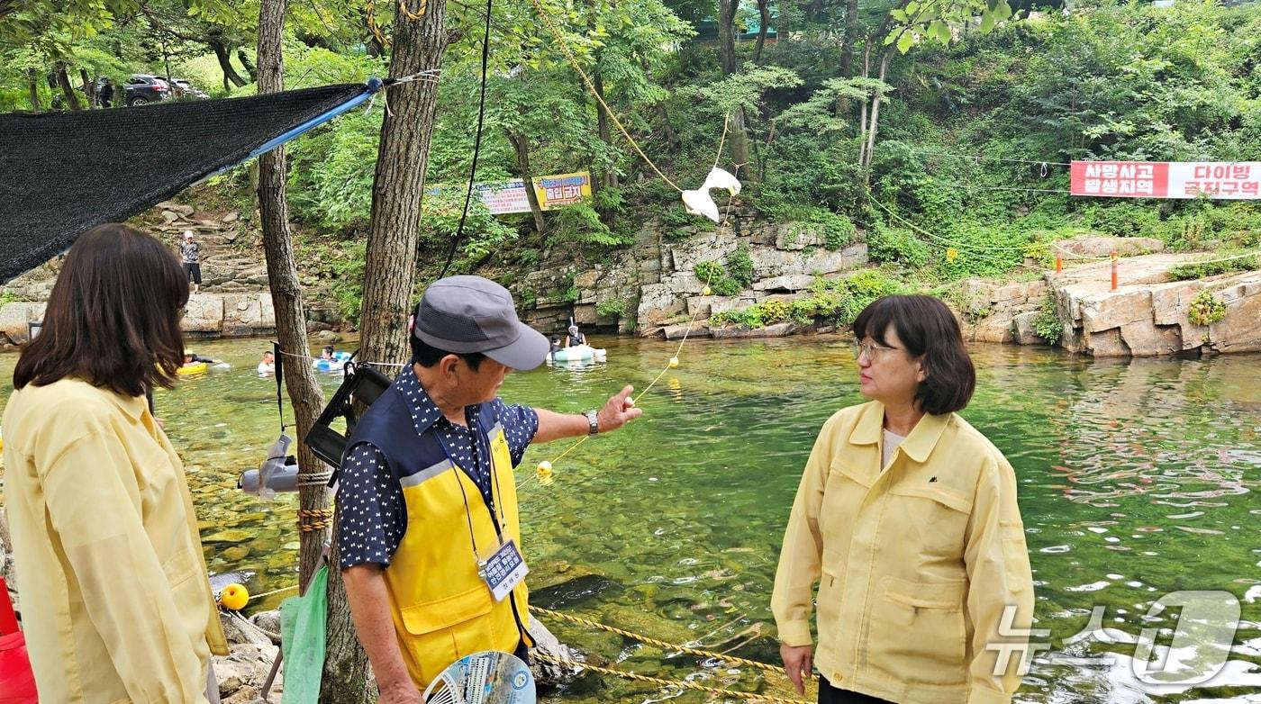 본문 이미지 - 물놀이 지역 안전 점검하는 이수현 괴산부군수 (오른쪽).(괴산군 제공. 재판매 및 DB금지)/뉴스1