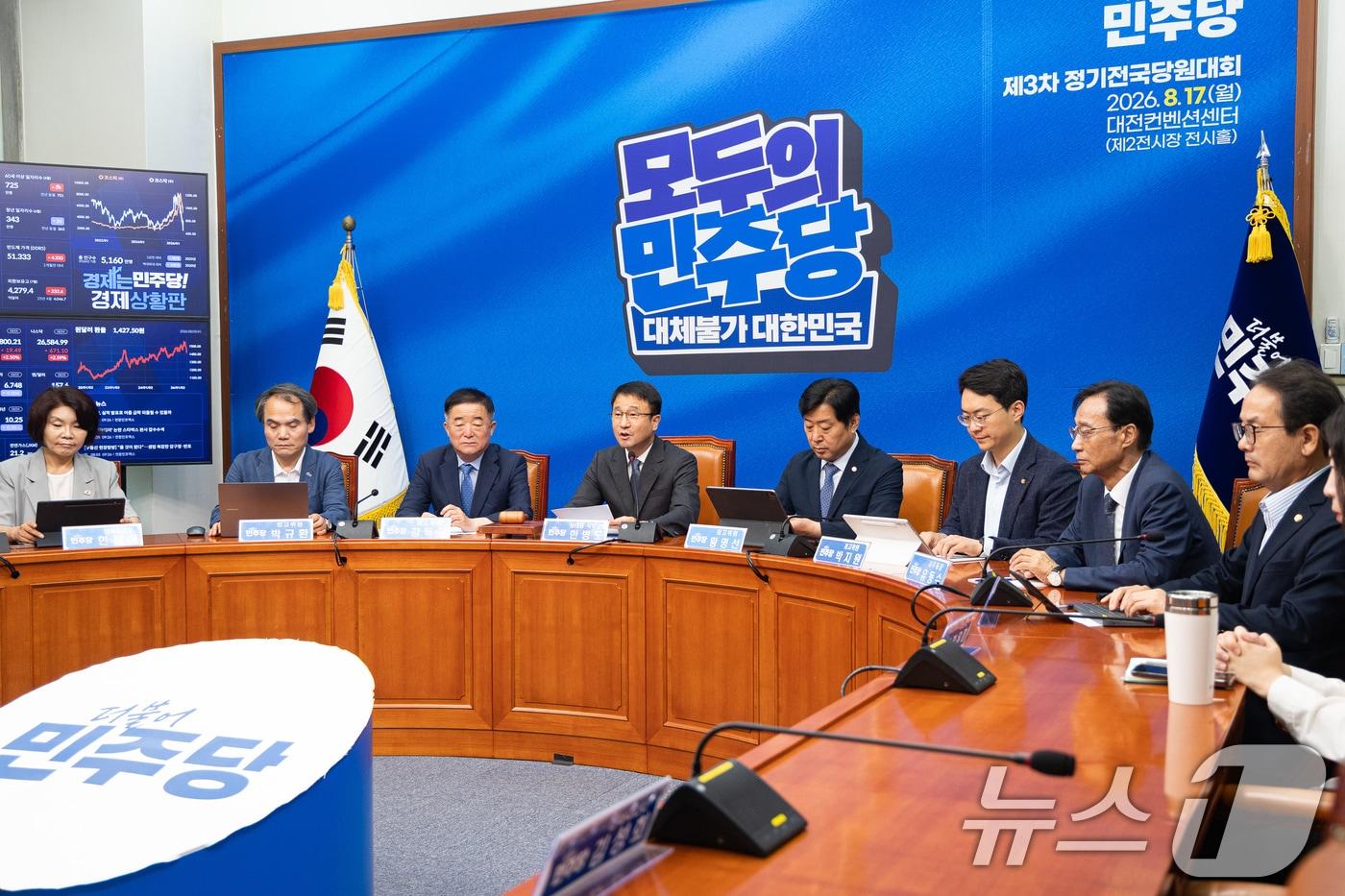 본문 이미지 - 한병도 더불어민주당 당대표 직무대행 겸 원내대표가 5일 서울 여의도 국회에서 열린 최고위원회의에서 모두 발언을 하고 있다. 2026.8.5 ⓒ 뉴스1 유승관 기자