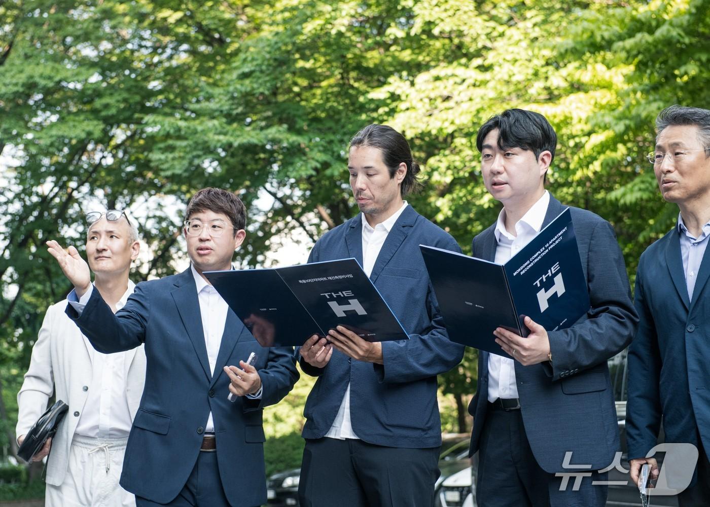 본문 이미지 - 3일 해외 건축설계사 모포시스의 에릭 리치 건축사와 현대건설 관계자들이 서울 양천구 목동10단지 재건축 사업 현장을 방문했다.(현대건설 제공)