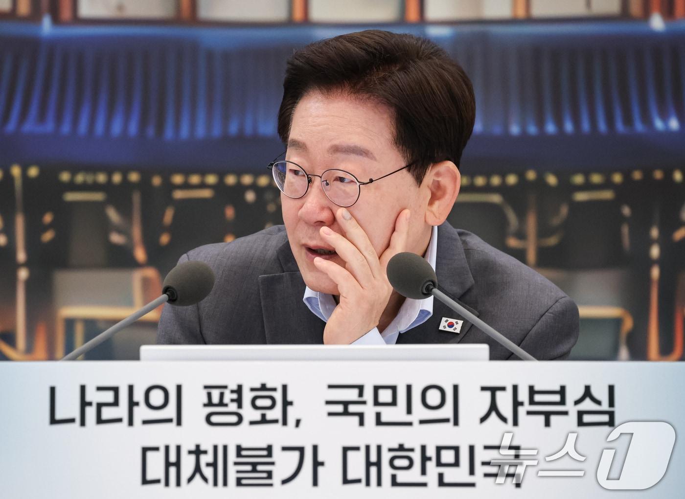 본문 이미지 - 이재명 대통령이 5일 청와대 영빈관에서 열린 외교부, 통일부, 국방부, 국가보훈부 2차 업무보고에서 발언을 하고 있다. (청와대통신사진기자단) 2026.8.5 ⓒ 뉴스1 이재명 기자
