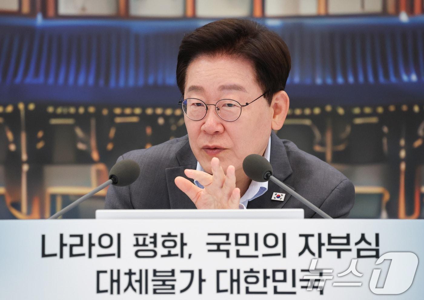 본문 이미지 - 이재명 대통령이 5일 청와대 영빈관에서 열린 외교부, 통일부, 국방부, 국가보훈부 2차 업무보고에서 발언을 하고 있다. (청와대통신사진기자단) 2026.8.5 ⓒ 뉴스1 이재명 기자