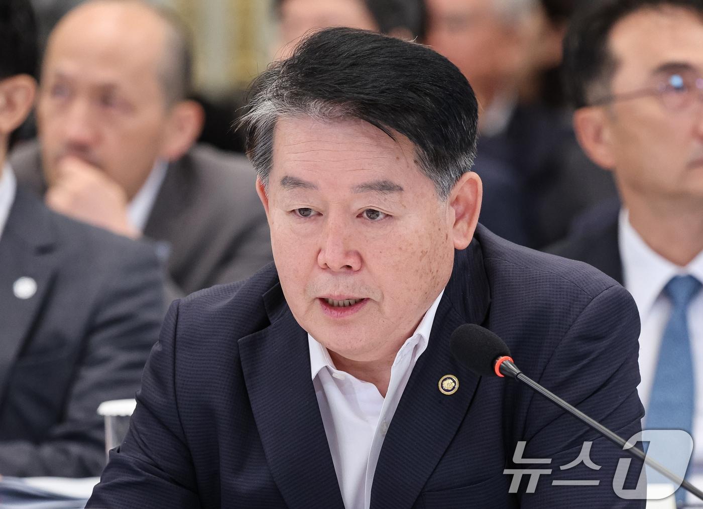 본문 이미지 - 김경협 재외동포청장이 5일 청와대 영빈관에서 열린 외교부, 통일부, 국방부, 국가보훈부 2차 업무보고에서 발언을 하고 있다. (청와대통신사진기자단) 2026.8.5 ⓒ 뉴스1 이재명 기자