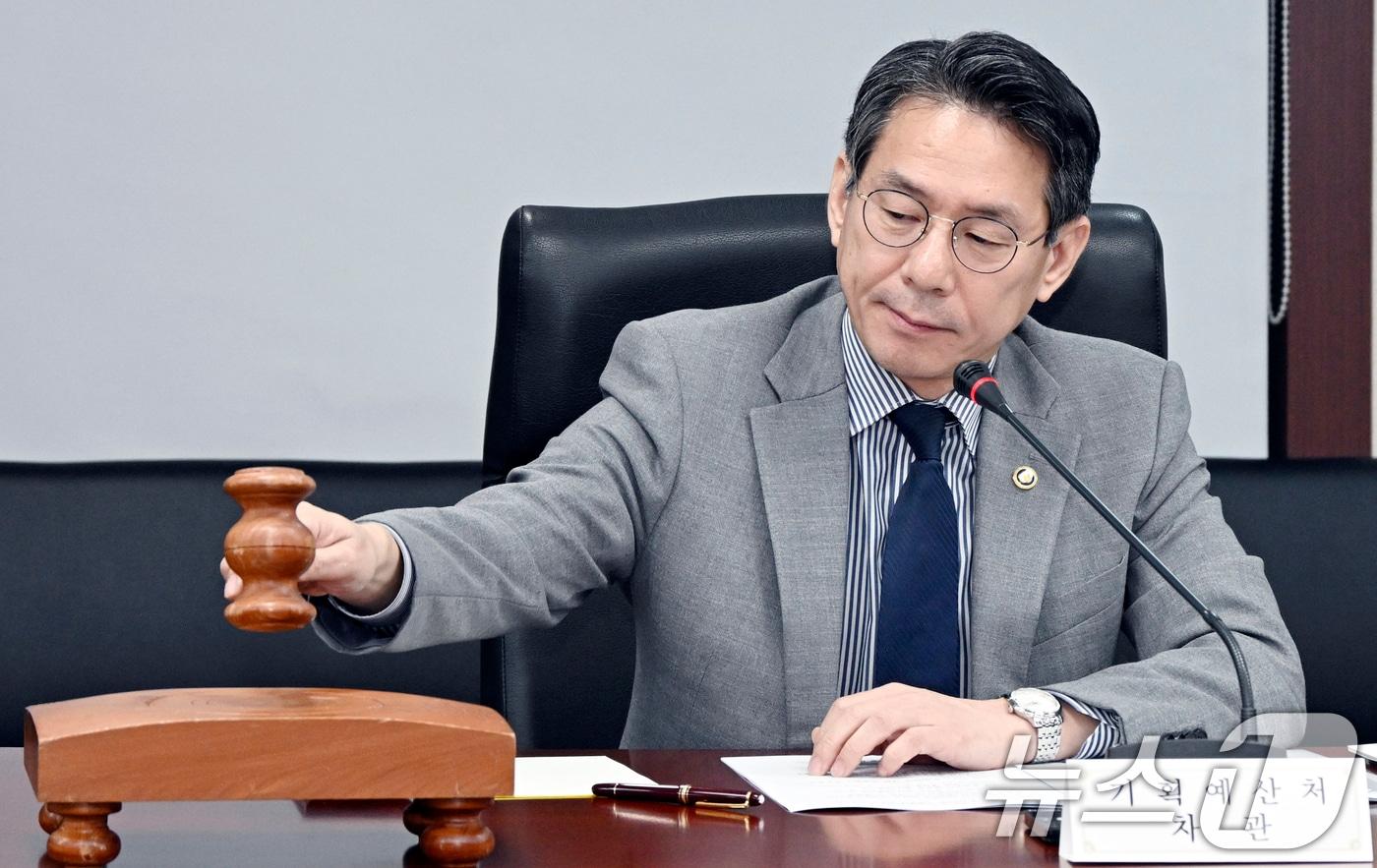 본문 이미지 - 조용범 기획예산처 차관이 5일 오전 서울 종로구 한국무역보험공사에서 열린 국제행사심사위원회에서 의사봉을 두드리고 있다. (기획예산처 제공. 재판매 및 DB 금지) 2026.8.5 ⓒ 뉴스1 김명섭 기자