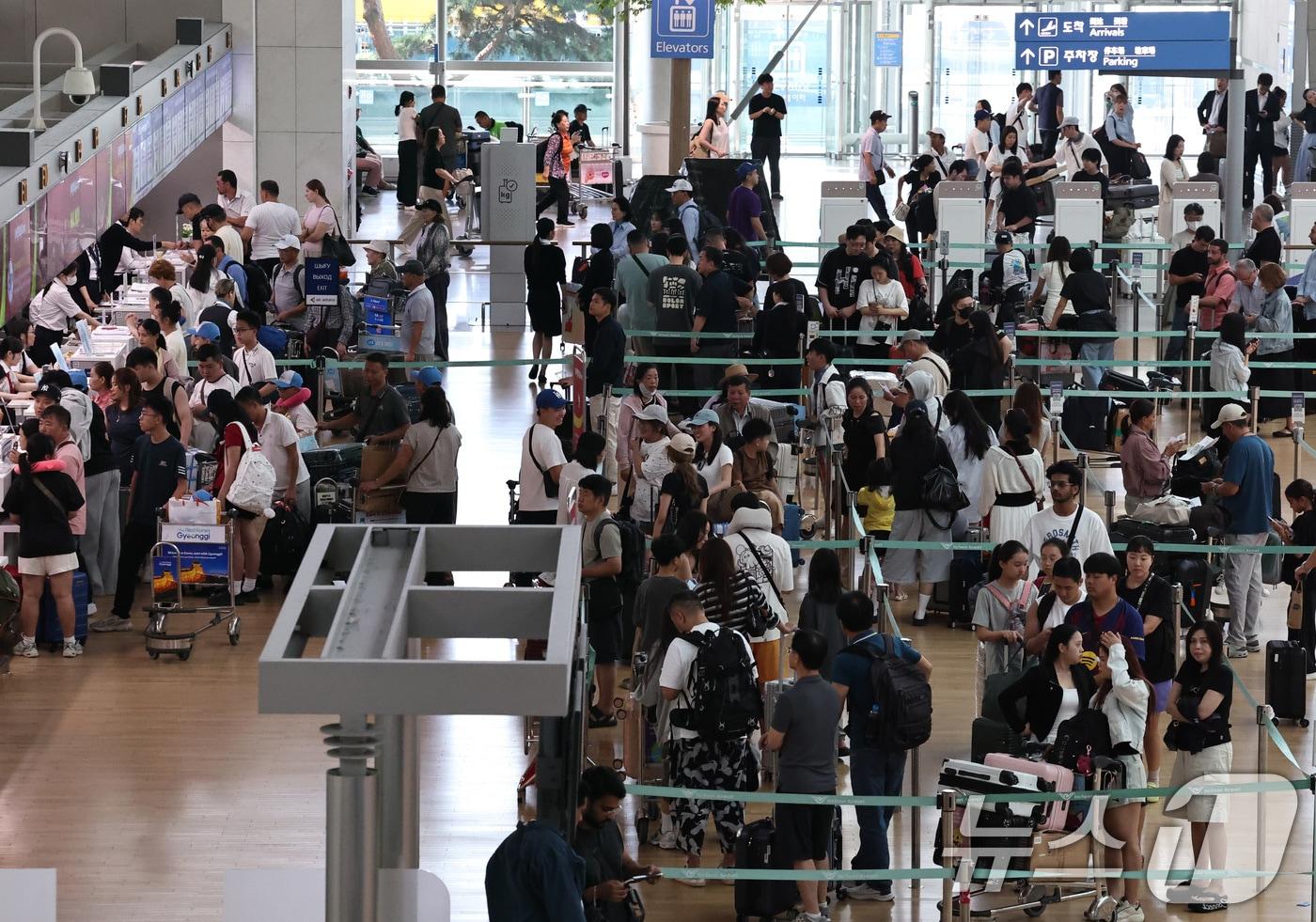 본문 이미지 -  여행객들로 북적이는 인천공항. (사진은 기사 내용과 무관함) / 뉴스1 ⓒ News1