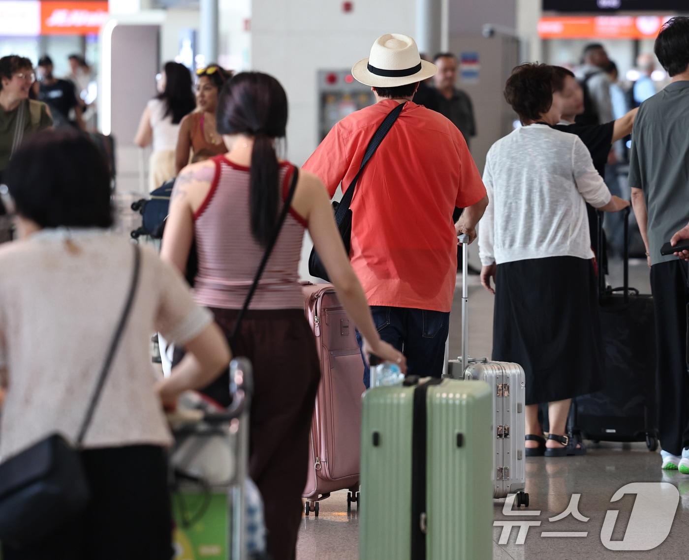 본문 이미지 - 5일 인천국제공항 1여객터미널에서 여름 성수기 휴가철을 맞아 해외로 떠나려는 여행객들이 출국장으로 향하고 있다. 2026.8.5 ⓒ 뉴스1 구윤성 기자