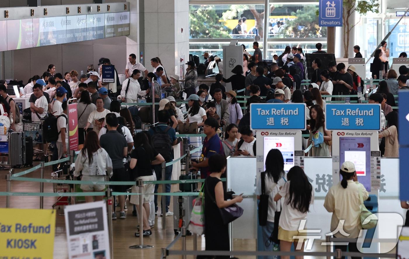 본문 이미지 - 5일 인천국제공항 1여객터미널 출국장이 여름 성수기 휴가철을 맞아 해외로 떠나려는 여행객들로 북적이고 있다. 2026.8.5 ⓒ 뉴스1 구윤성 기자