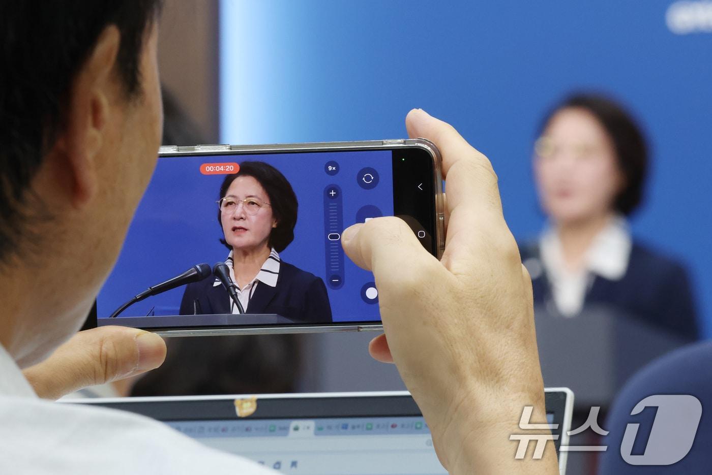 본문 이미지 - 추미애 경기도지사가 5일 경기 수원시 영통구 경기도청 브리핑룸에서 열린 '경기도 재정상황 관련 기자회견'에서 재정 비상 선언을 하고 있다. 2026.8.5 ⓒ 뉴스1 김영운 기자