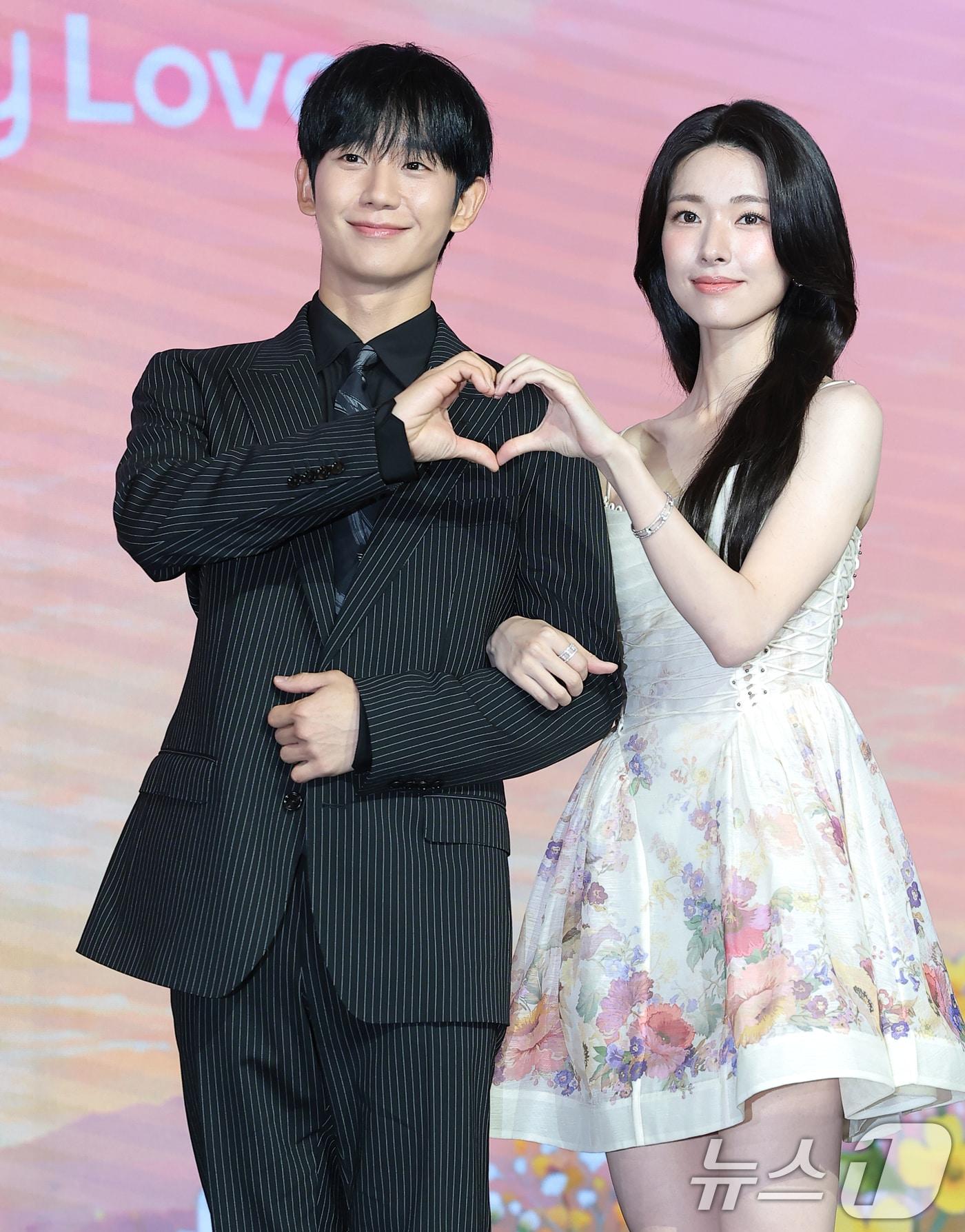 본문 이미지 - 배우 정해인과 하영(오른쪽)이 5일 서울 마포구 호텔 나루 서울 엠갤러리에서 열린 넷플릭스 시리즈 '이런 엿같은 사랑' 제작발표회에서 포즈를 취하고 있다. '이런 엿같은 사랑'은 기억상실에 걸린 검사 고은새(하영 분)와 자칭 남자친구라 우기는 복싱 코치 장태하(정해인 분)의 설렘 찐득한 동거 생활을 그린 로맨틱 코미디다. 2026.8.5 ⓒ 뉴스1 권현진 기자