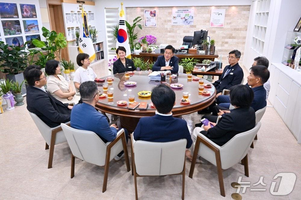본문 이미지 - 경기 양평군이 4일 군수 집무실에서 민선9기 집행부와 군의회 간 차담회를 가졌다. (양평군 제공) 