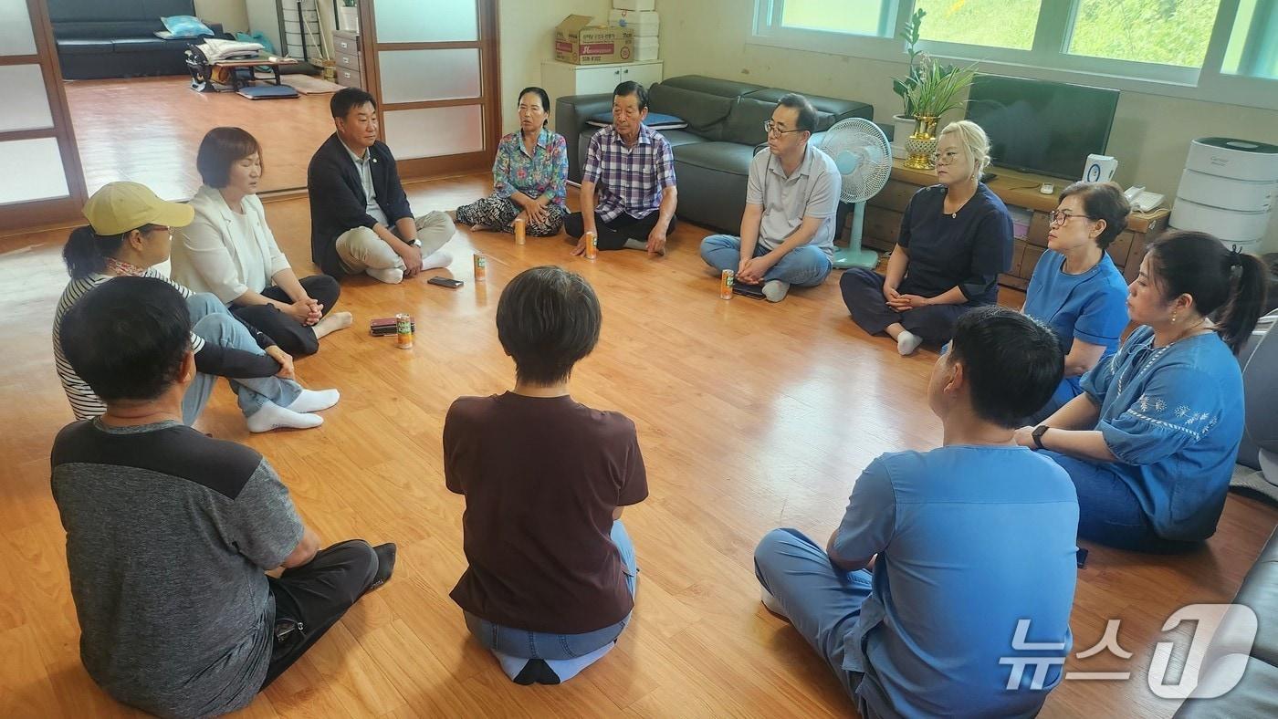 본문 이미지 - 지난 4일 손형배, 지은영 파주시의원(왼쪽 상단)이 적성면 마지2리 주민들과 '의료폐기물 소각장' 건립에 대한 대책을 논의하고 있다. (독자 제공, 재판매 및 DB금지)