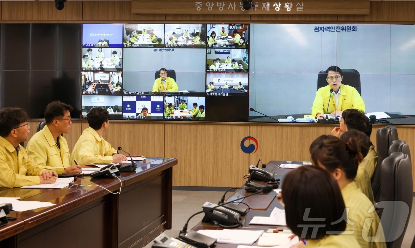 본문 이미지 - 5일 최원호 원자력안전위원회 위원장이 서울 종로구 원자력안전위원회 중앙방사능통제상황실에서 원자력이용시설 폭염 대응 현황을 점검했다. 2026.08.05 ⓒ 뉴스1 (원안위 제공. 재판매 및 DB금지)