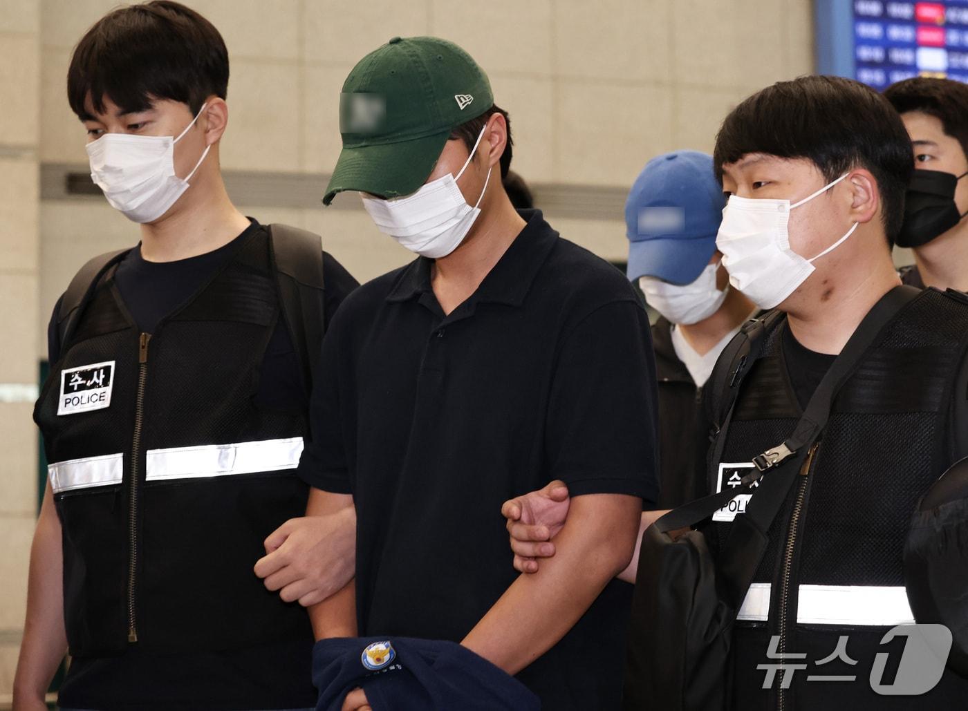 본문 이미지 - 카자흐스탄에 거점을 두고 한국인을 대상으로 보이스피싱 범죄를 벌여온 조직원 2명이 5일 인천국제공항 제1여객터미널을 통해 국내로 송환되고 있다.2026.8.45 ⓒ 뉴스1 구윤성 기자