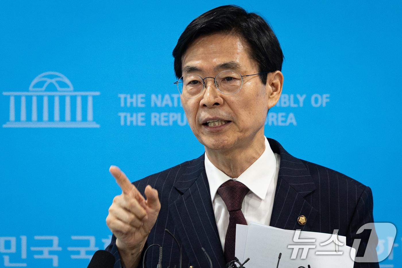 본문 이미지 - 조경태 국민의힘 의원이 지난 5일 서울 여의도 국회 소통관에서 윤민우 국민의힘 윤리위원장 사퇴 및 한동훈 무소속 의원에 대한 제명 등 징계 철회를 촉구하는 기자회견을 마친 후 취재진 질문에 답하고 있다. 2026.8.5 ⓒ 뉴스1 유승관 기자