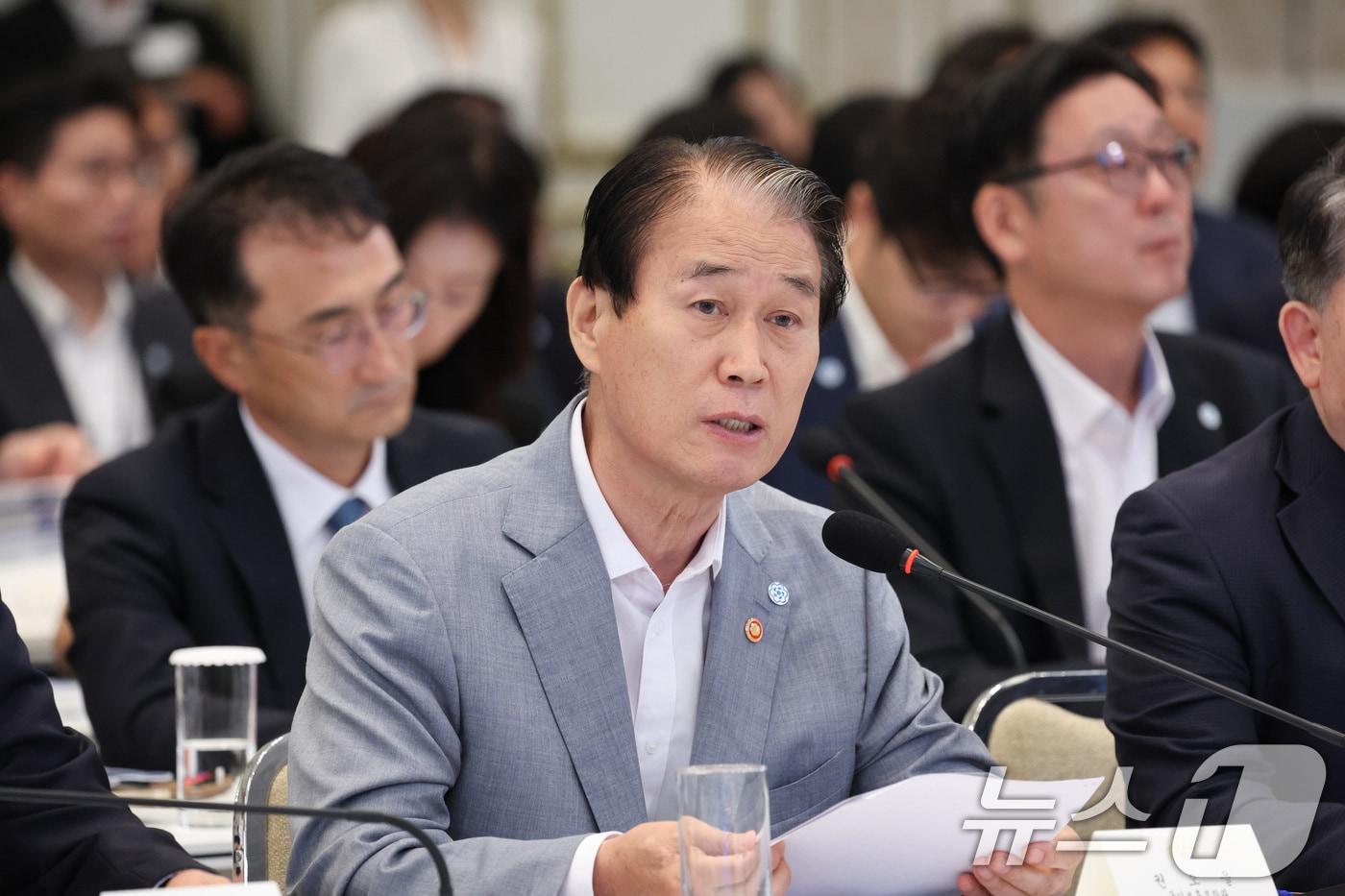 본문 이미지 - 권오을 국가보훈부 장관이 5일 청와대 영빈관에서 열린 외교부, 통일부, 국방부, 국가보훈부 2차 업무보고에서 발언을 하고 있다. (청와대통신사진기자단) 2026.8.5 ⓒ 뉴스1 이재명 기자