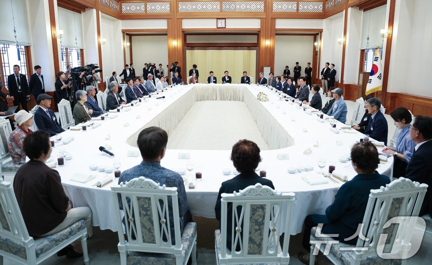 본문 이미지 - 이재명 대통령이 5일 청와대에서 열린 전국민족민주유가족협의회 40주년 기념 오찬에서 발언하고 있다. 2026.8.5 ⓒ 뉴스1 허경 기자