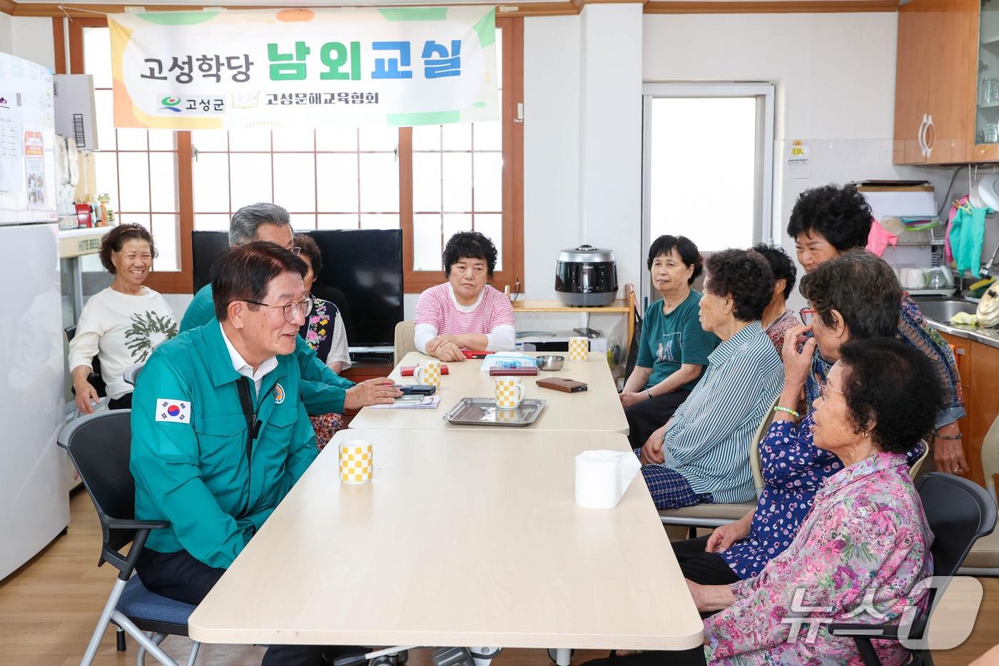 본문 이미지 - 경로당을 찾은 하학열 군수가 어르신 안부를 확인하고 있다.(고성군 제공. 재판매 및 DB금지)