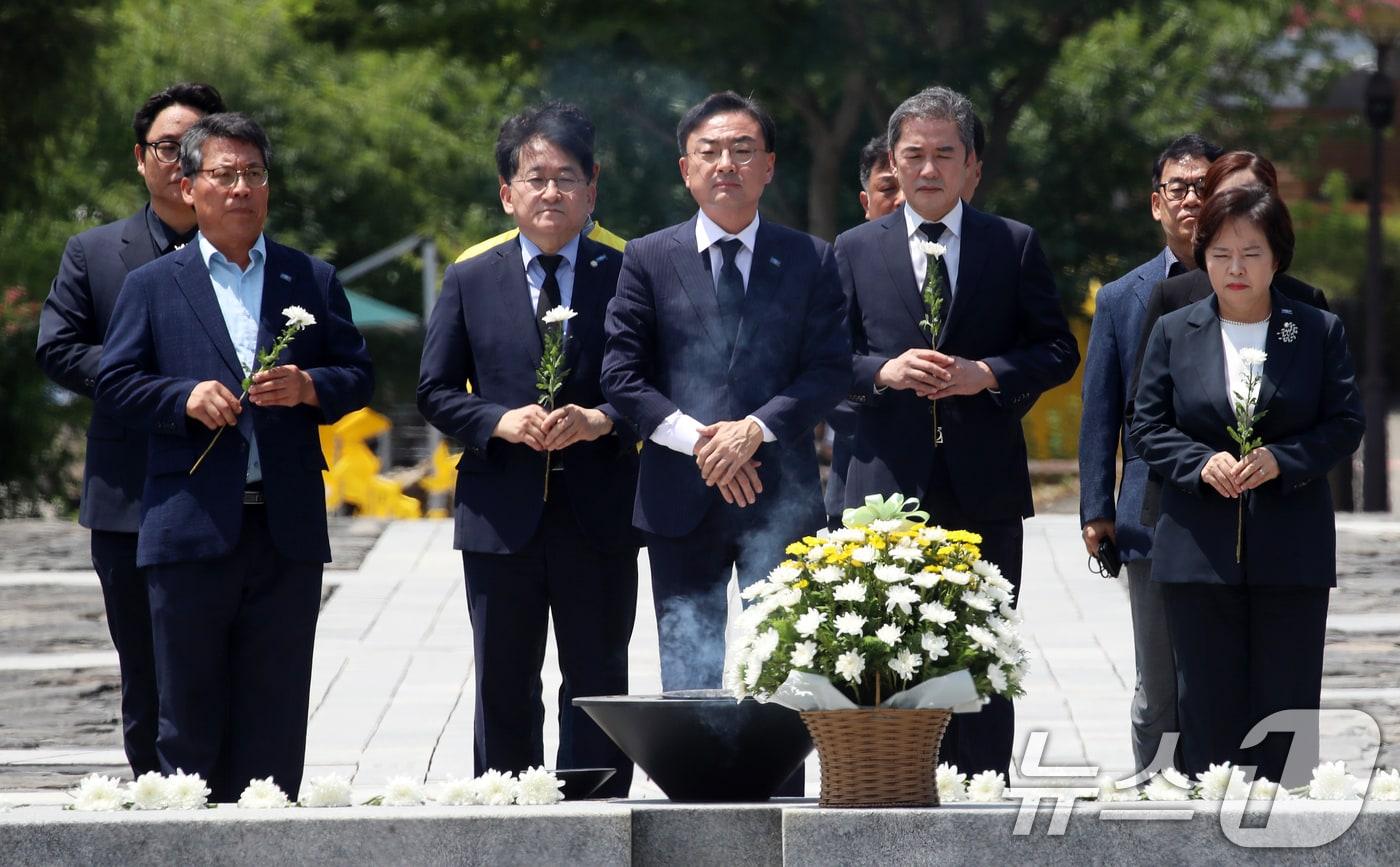 본문 이미지 - 신장식 조국혁신당 대표가 5일 경남 김해 진영읍 봉하마을을 찾아 고 노무현 전 대통령 묘역을 참배하고 있다. ⓒ 뉴스1 윤일지 기자