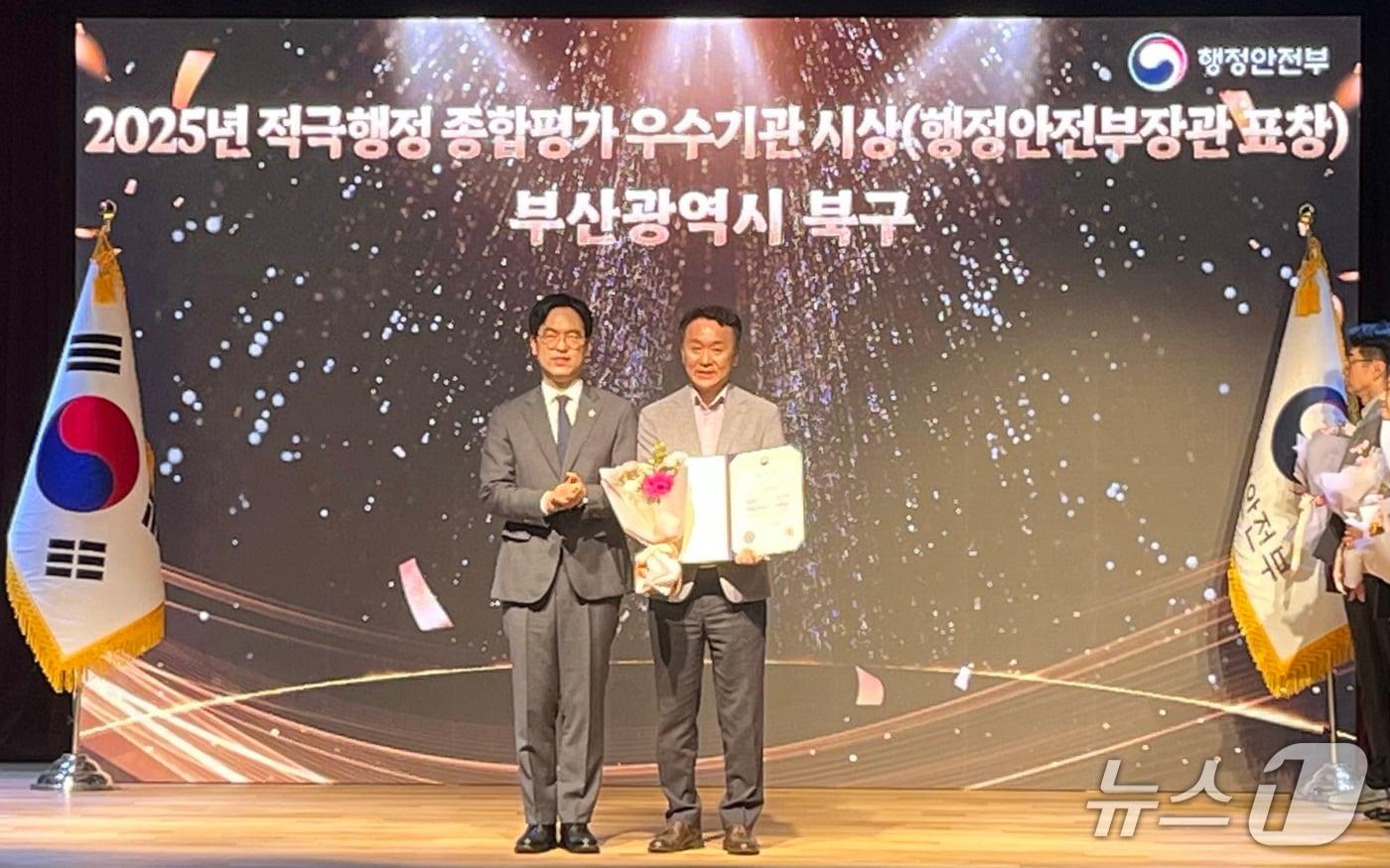 본문 이미지 - 행정안전부가 주관한 지방정부 적극행정 종합평가에서 부산 북구 관계자가 수을 하고 있다.(북구 제공. 재판매 및 DB금지)