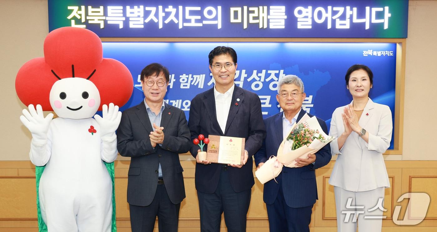 본문 이미지 - 5일 전북도청 회의실에서 전북사회복지공동모금회 제6대 명예회장 위촉식이 개최된 가운데 이원택 도지사와 한명규 전북사회복지공동모금회장 등 참석자들이 기념 촬영을 하고 있다.(전북도 제공. 재판매 및 DB금지)/뉴스1 