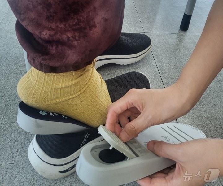 본문 이미지 - 치매 어르신의 실종을 예방하고 신속한 위치 확인을 지원하기 위한 '스마트 태그 내장형 신발 깔창'의 모습. (전남광주 동구 제공. 재판매 및 DB 금지) 