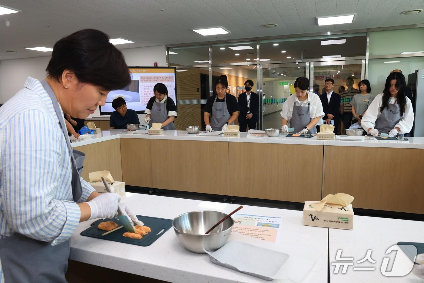 본문 이미지 - 송미령 농림축산식품부 장관은 5일 임산부 친환경 농산물 꾸러미 사업 현장을 찾아 참여자들과 직접 소통하며 품질·위생 관리 강화와 공급 품목 확대를 약속했다. (농식품부 제공) /2026.8.5/