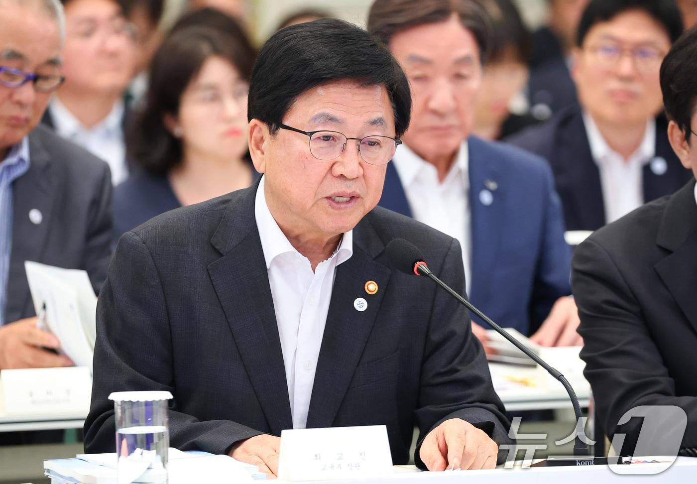 본문 이미지 - 최교진 교육부 장관이 5일 청와대 영빈관에서 열린 교육부, 국가교육위원회, 문화체육관광부, 국가유산청 2차 업무보고에서 업무보고를 하고 있다. (청와대통신사진기자단) 2026.8.5 ⓒ 뉴스1 허경 기자