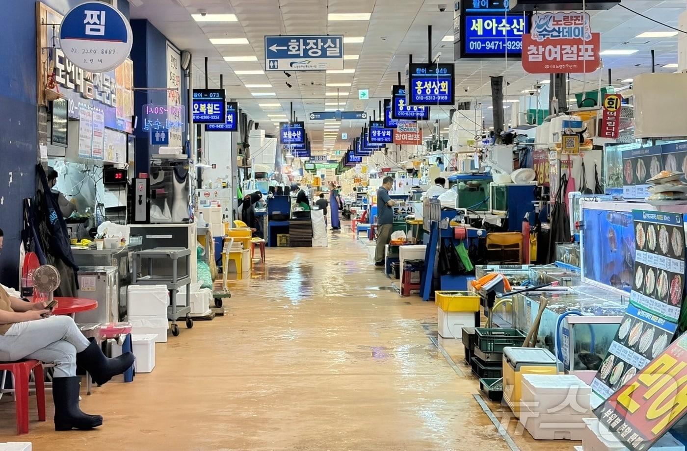 본문 이미지 - 5일 서울 동작구 노량진 수산시장 내부 모습.2026.08.05.ⓒ 뉴스1 안소연 기자