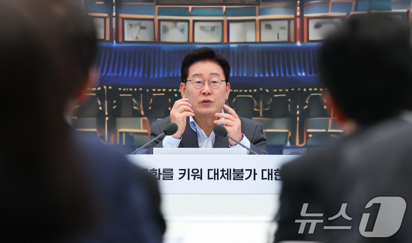 본문 이미지 - 이재명 대통령이 5일 청와대 영빈관에서 열린 교육부, 국가교육위원회, 문화체육관광부, 국가유산청 2차 업무보고에서 발언을 하고 있다. (청와대통신사진기자단) 2026.8.5 ⓒ 뉴스1 허경 기자