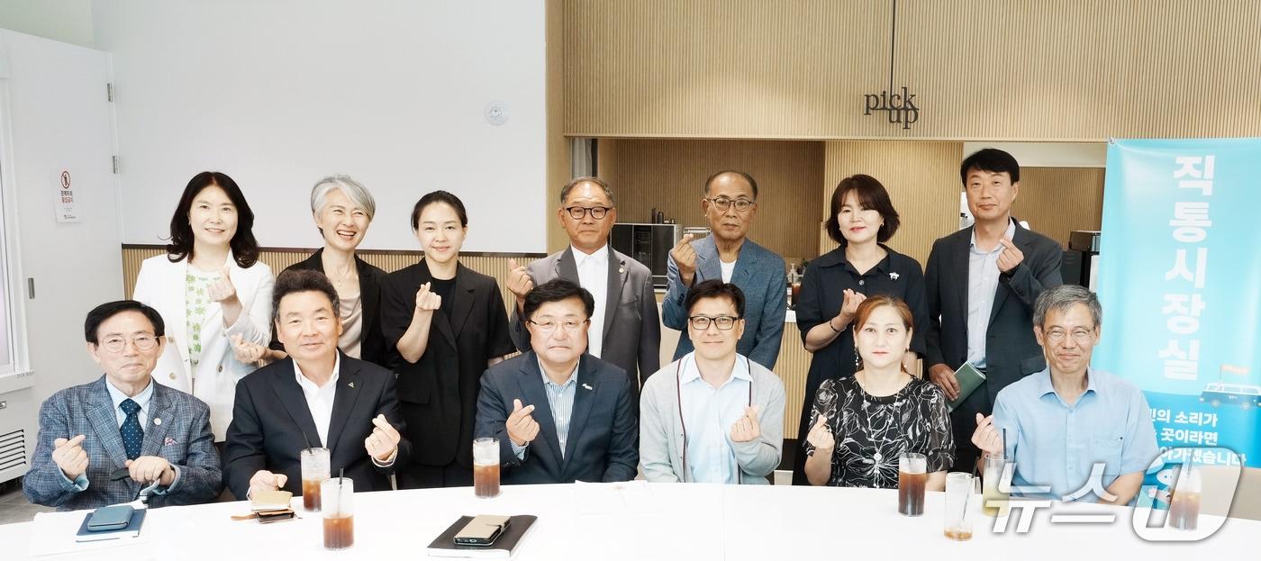 본문 이미지 - 박관열 시장(왼쪽 세번째)이 5일 시 복지행정타운에서 장애인과 함께하는 '직통시장실'을 운영했다.(광주시 제공)