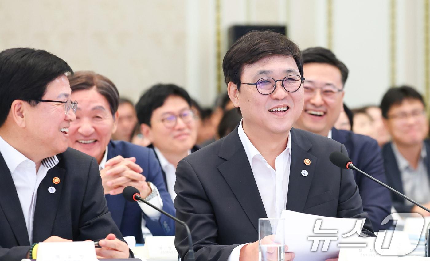 본문 이미지 - 최휘영 문화체육관광부 장관이 5일 청와대 영빈관에서 열린 교육부, 국가교육위원회, 문화체육관광부, 국가유산청 2차 업무보고에서 업무보고를 하고 있다. (청와대통신사진기자단) 2026.8.5 ⓒ 뉴스1 허경 기자