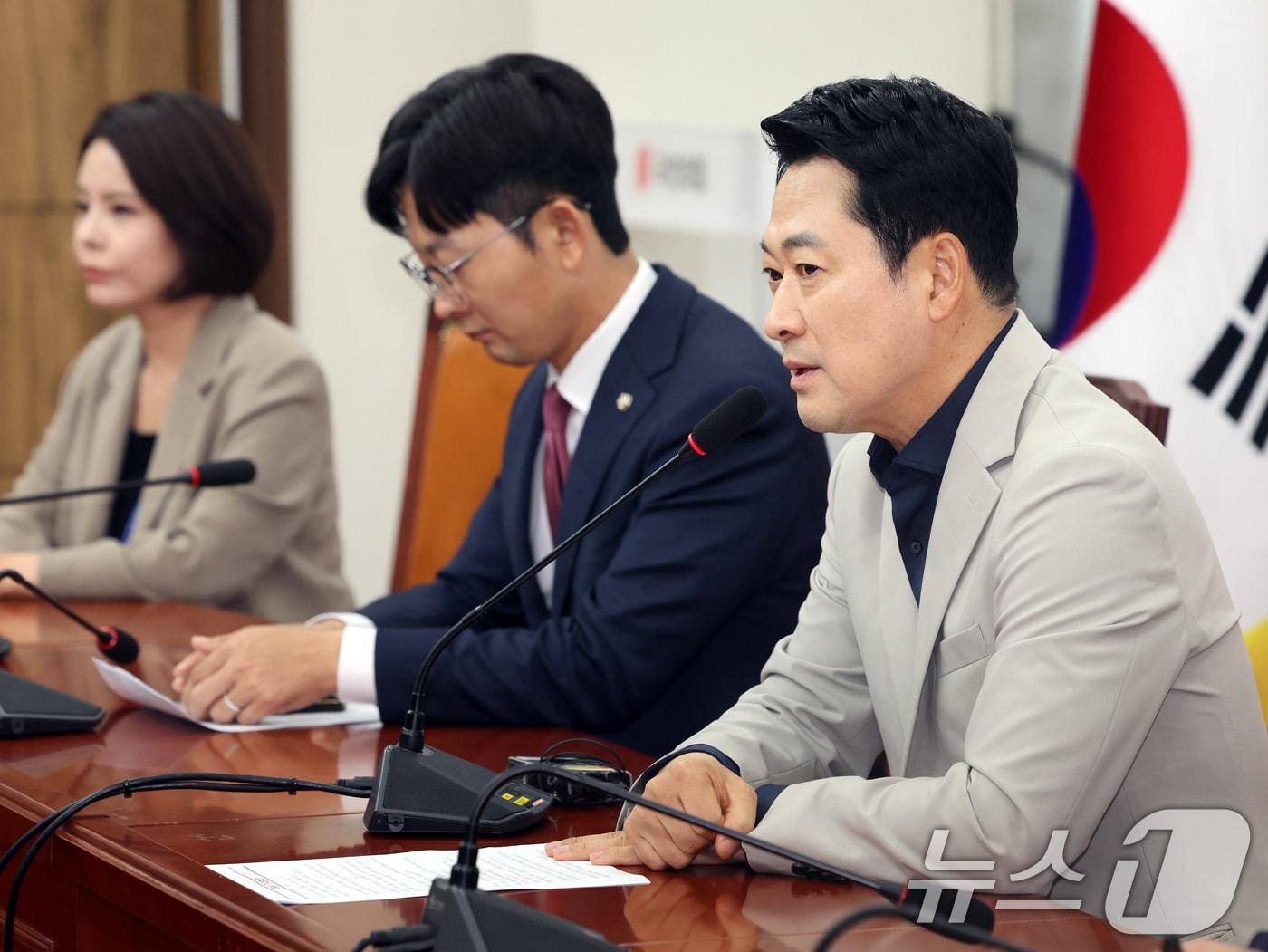본문 이미지 - 장동혁 국민의힘 대표가 5일 오후 서울 여의도 국회에서 단일종목 레버리지 상장지수펀드(ETF) 등 현안 관련 기자회견을 하고 있다. 2026.8.5 ⓒ 뉴스1 황기선 기자