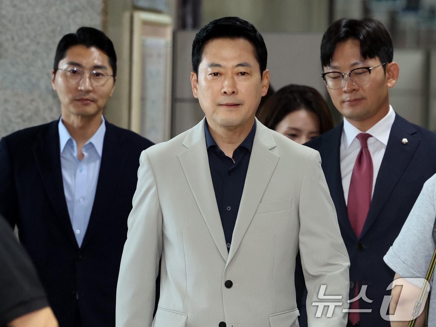 본문 이미지 - 장동혁 국민의힘 대표가 5일 오후 서울 여의도 국회에서 단일종목 레버리지 상장지수펀드(ETF) 등 현안 관련 기자회견을 위해 발걸음을 옮기고 있다. 2026.8.5 ⓒ 뉴스1 황기선 기자