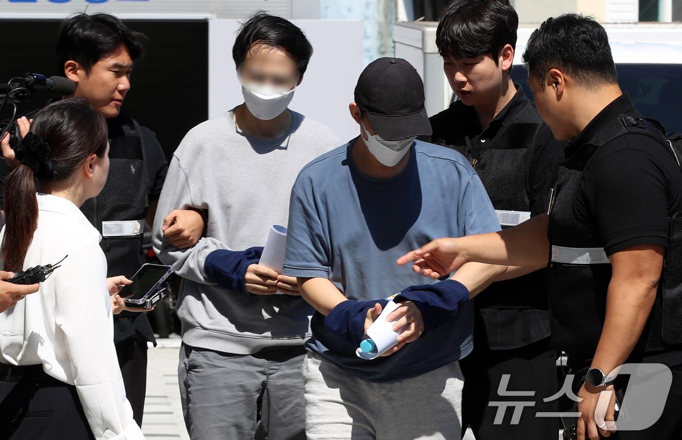 본문 이미지 - 카자흐스탄에 거점을 두고 한국인을 대상으로 보이스피싱 범죄를 벌여온 조직원 2명이 5일 인천국제공항을 통해 국내로 송환돼 부산 수영경찰서에 입감되고 있다. 2026.8.5 ⓒ 뉴스1 윤일지 기자