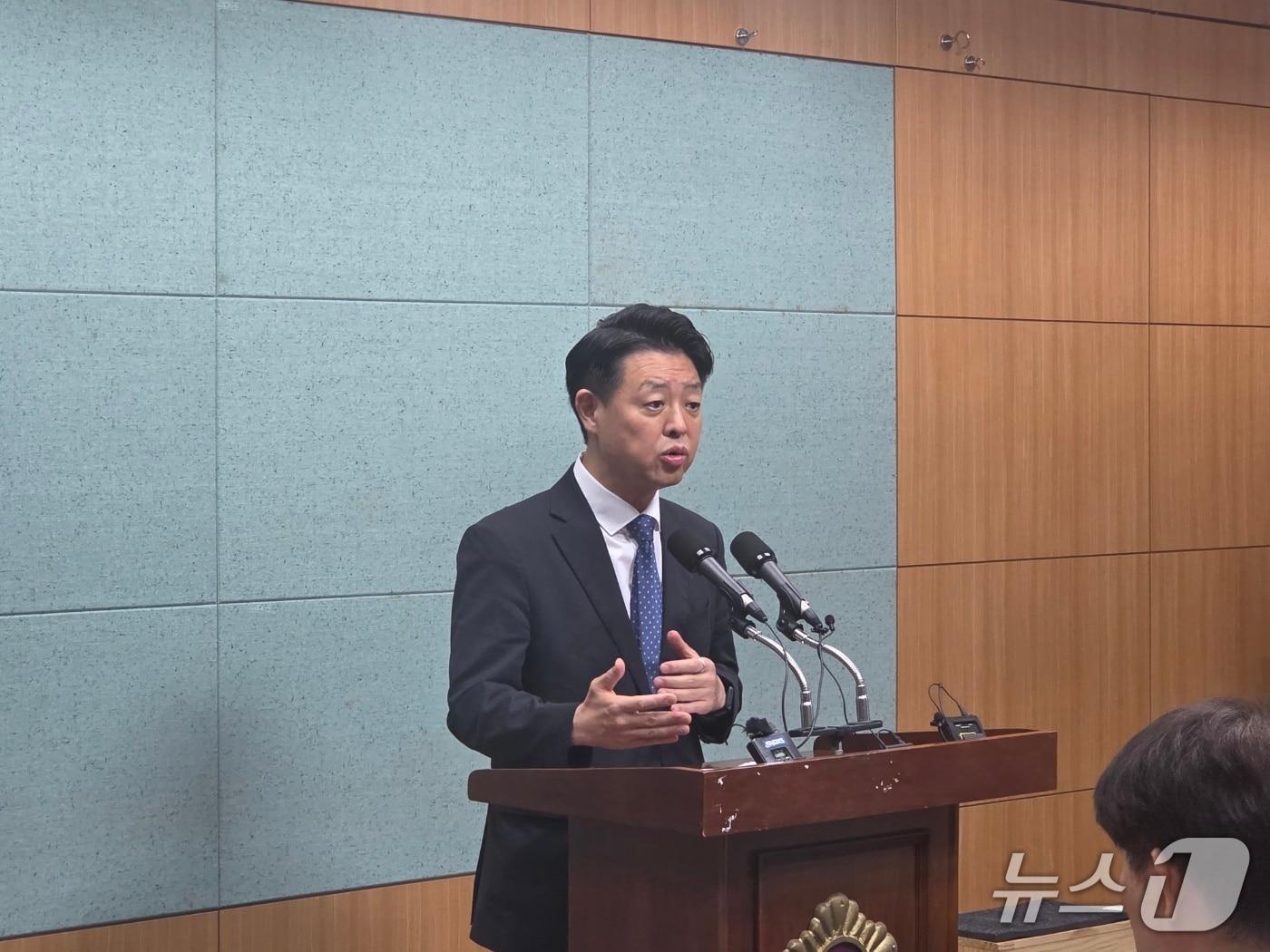 본문 이미지 - 김영호 더불어민주당 최고위원 후보가 5일 전북도의회 브리핑룸에서 기자회견을 갖고 있다./뉴스1 