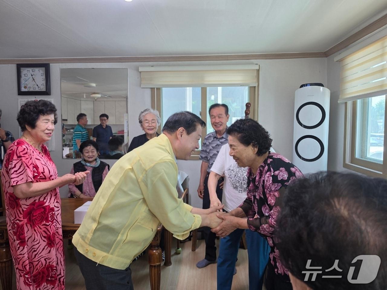본문 이미지 - 폭염이 이어지자 박성현 시장이 무더위쉼터를 찾아 이용실태를 점검하고 어르신들의 안부를 여쭙고있다(광양시 제공)