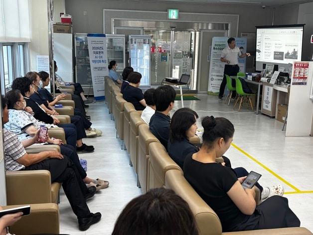 본문 이미지 - 충북보건과학대학교 AI-CARE센터가 5일 괴산성모병원을 찾아 앵커사업 2차 지역 맞춤 과정 교육을 진행했다.(충북보과대 제공. 재판매 및 DB)