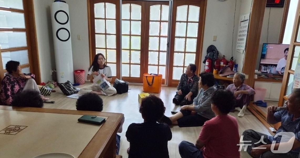 본문 이미지 - 칠곡군 공무원들이 5일 마을 경로당을 찾아 폭염취약계층 안부를 확인하고 있다.(칠곡군 제공. 재판매 및 DB금지)/뉴스1