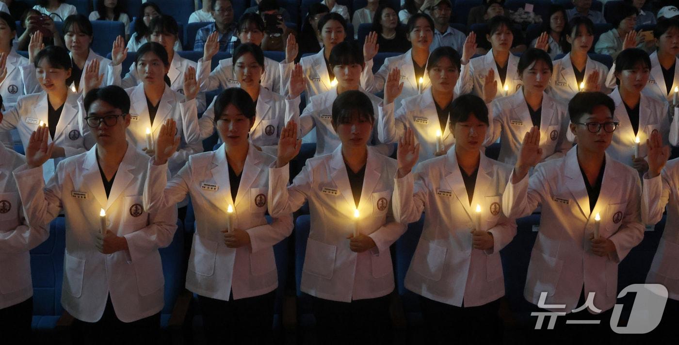 본문 이미지 - 국군간호사관학교 생도들이 나이팅게일 선서를 하고 있다./뉴스1