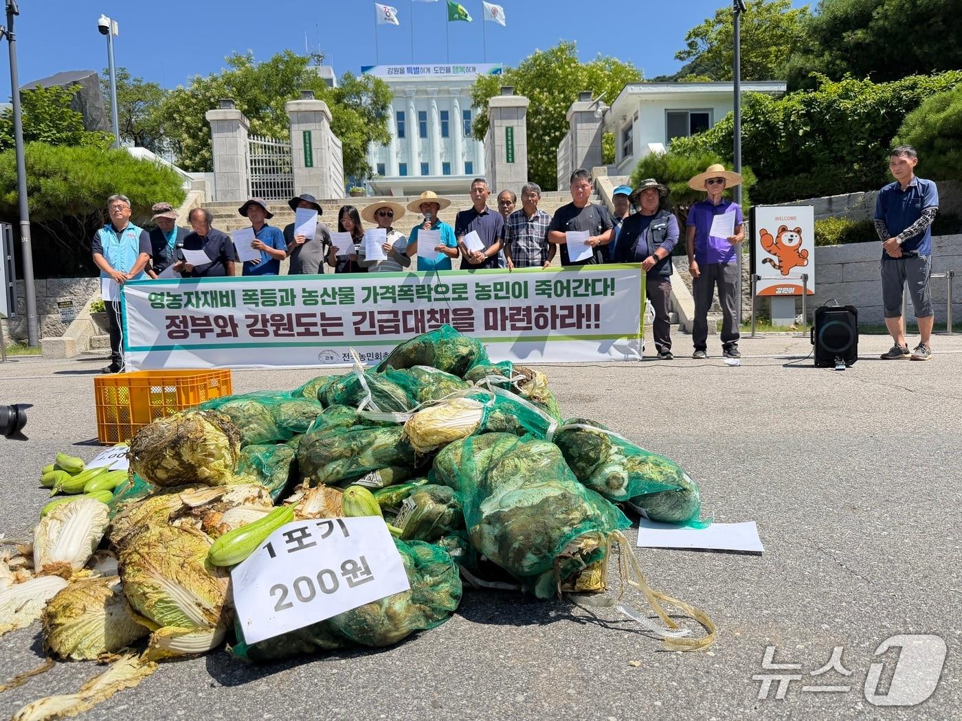 본문 이미지 - 강원 지역 농민들이 5일 강원도청 앞에서 기자회견을 열고 농산물 가격 폭락과 생산비 상승에 따른 정부와 강원도의 대책 마련을 촉구했다. 2026.8.5 한귀섭 기자