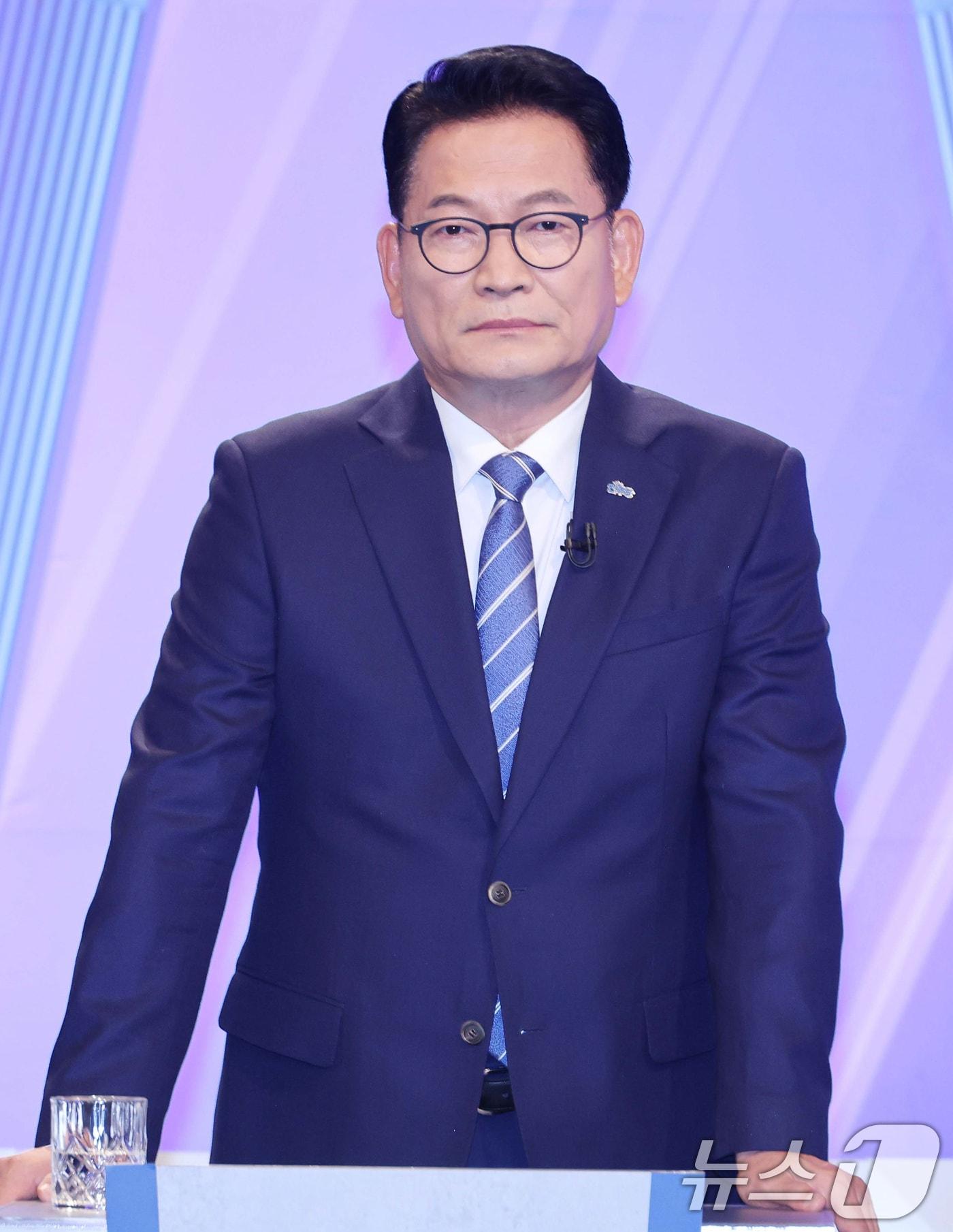 본문 이미지 - 송영길 더불어민주당 당대표 후보가 5일 서울 여의도 KBS에서 열린 2차 TV토론회를 준비하고 있다. 2026.8.5 ⓒ 뉴스1 국회사진기자단