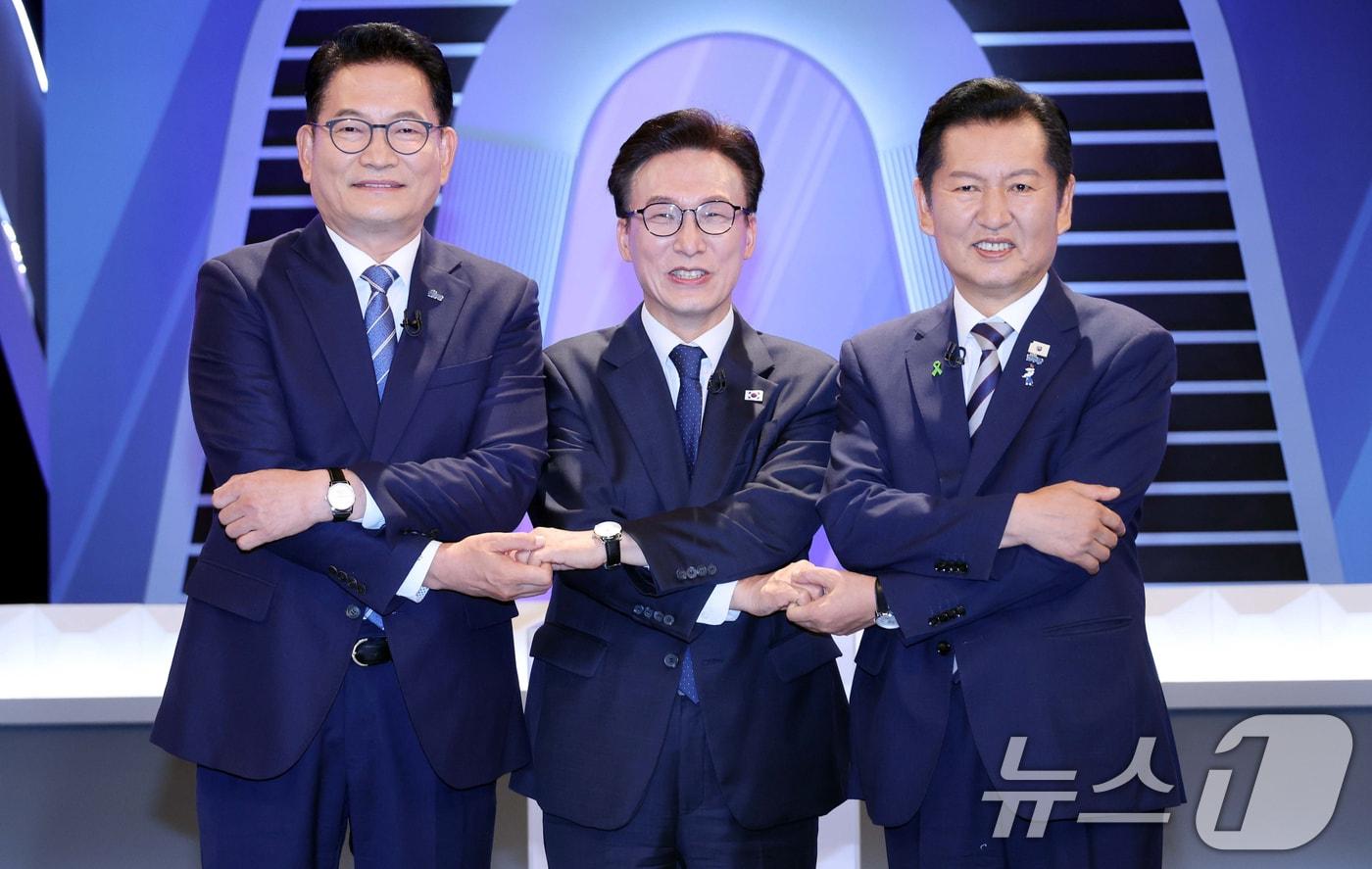 본문 이미지 - 더불어민주당 송영길(왼쪽부터), 김민석, 정청래 당대표 후보가 5일 서울 여의도 KBS에서 열린 2차 TV토론회에 앞서 포즈를 취하고 있다. 2026.8.5 ⓒ 뉴스1 국회사진기자단