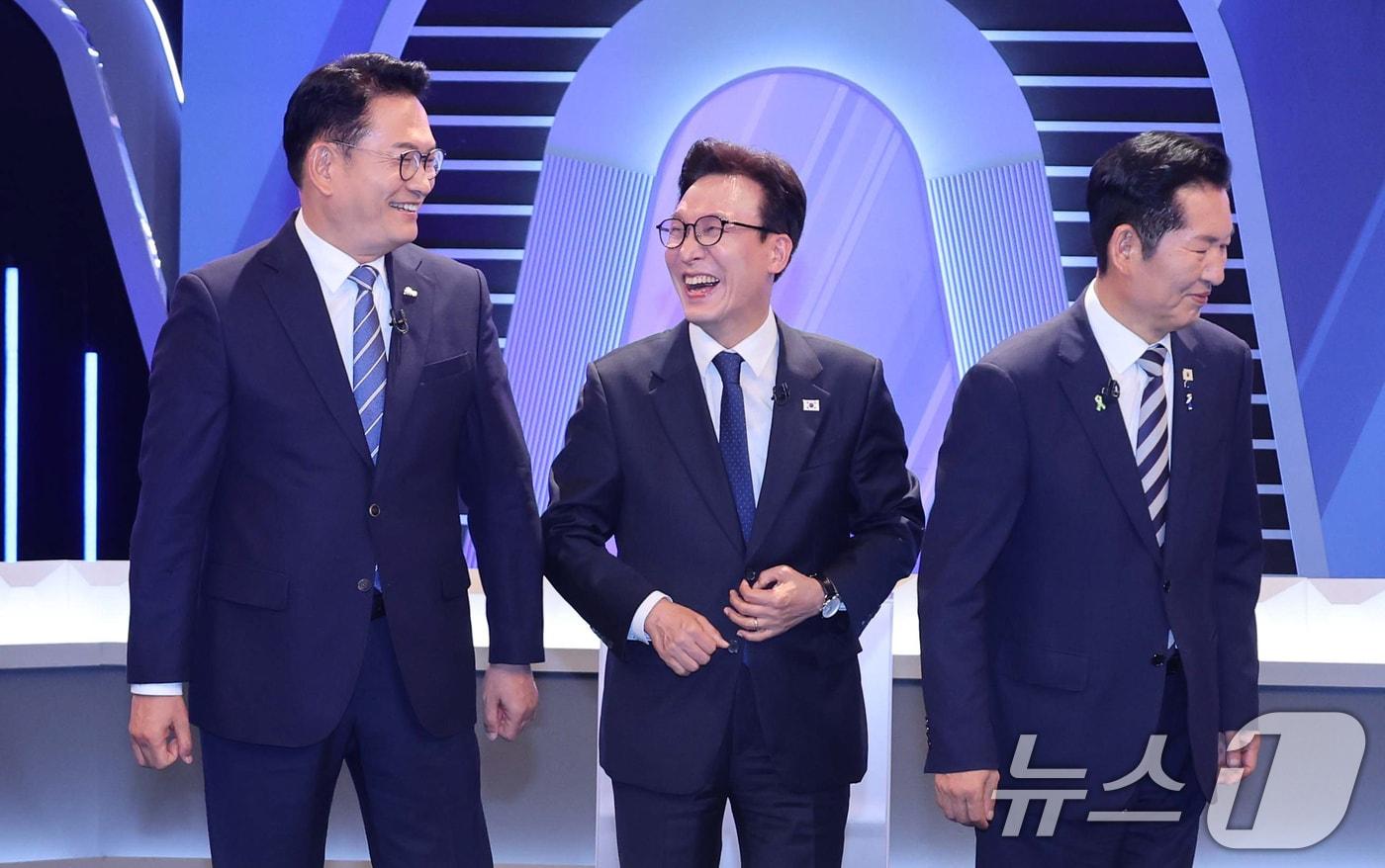본문 이미지 - 더불어민주당 송영길(왼쪽부터), 김민석, 정청래 당대표 후보가 5일 서울 여의도 KBS에서 열린 2차 TV토론회에 앞서 포즈를 취하고 있다. 2026.8.5 ⓒ 뉴스1 국회사진기자단