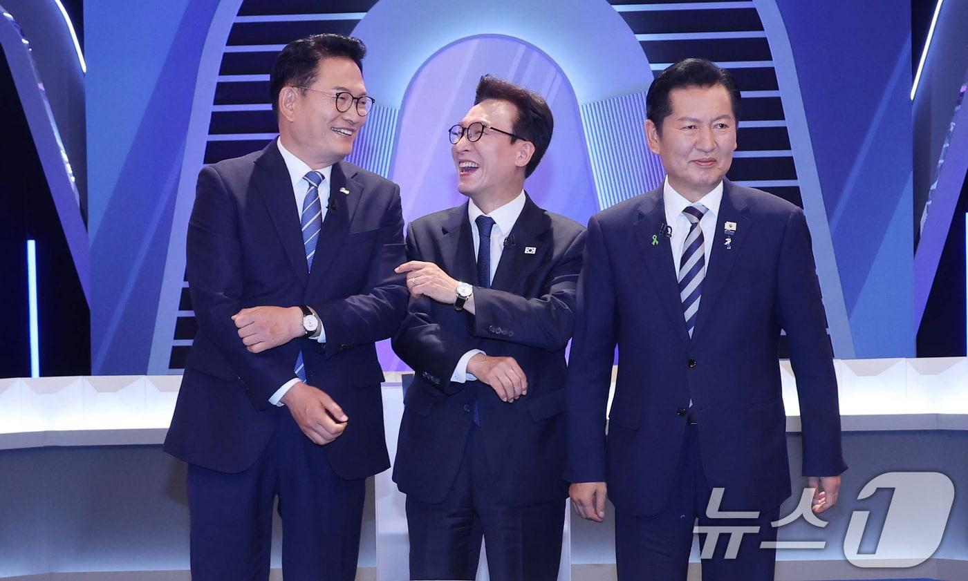 본문 이미지 - 더불어민주당 송영길(왼쪽부터), 김민석, 정청래 당대표 후보가 5일 서울 여의도 KBS에서 열린 2차 TV토론회에 앞서 인사를 나누고 있다. 2026.8.5 ⓒ 뉴스1 국회사진기자단