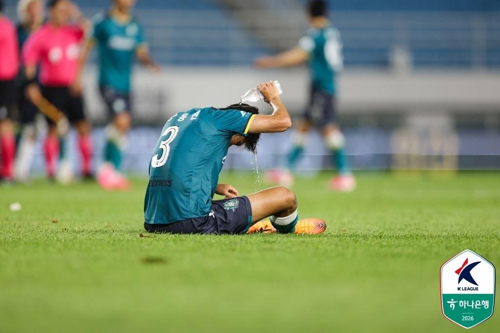 본문 이미지 - 무더위 속 물을 적시는 안산 그리너스 선수들(한국프로축구연맹 제공) 