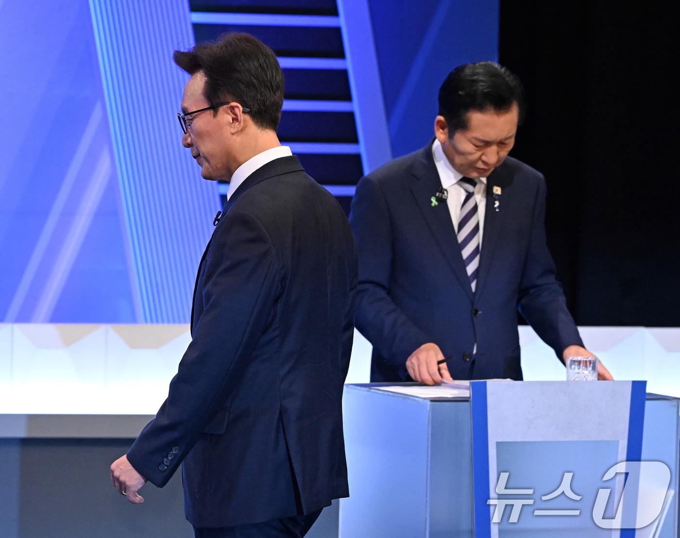 본문 이미지 - 더불어민주당 김민석(왼쪽), 정청래 당대표 후보가 5일 서울 여의도 KBS에서 열린 2차 TV토론회를 준비하고 있다. 2026.8.5 ⓒ 뉴스1 국회사진기자단
