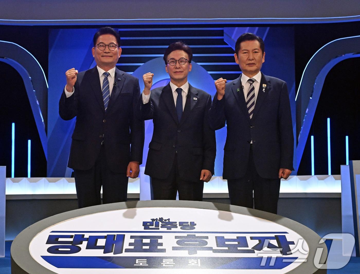 본문 이미지 - 더불어민주당 송영길(왼쪽부터), 김민석, 정청래 당대표 후보가 5일 서울 여의도 KBS에서 열린 2차 TV토론회에 앞서 포즈를 취하고 있다. 2026.8.5 ⓒ 뉴스1 국회사진기자단