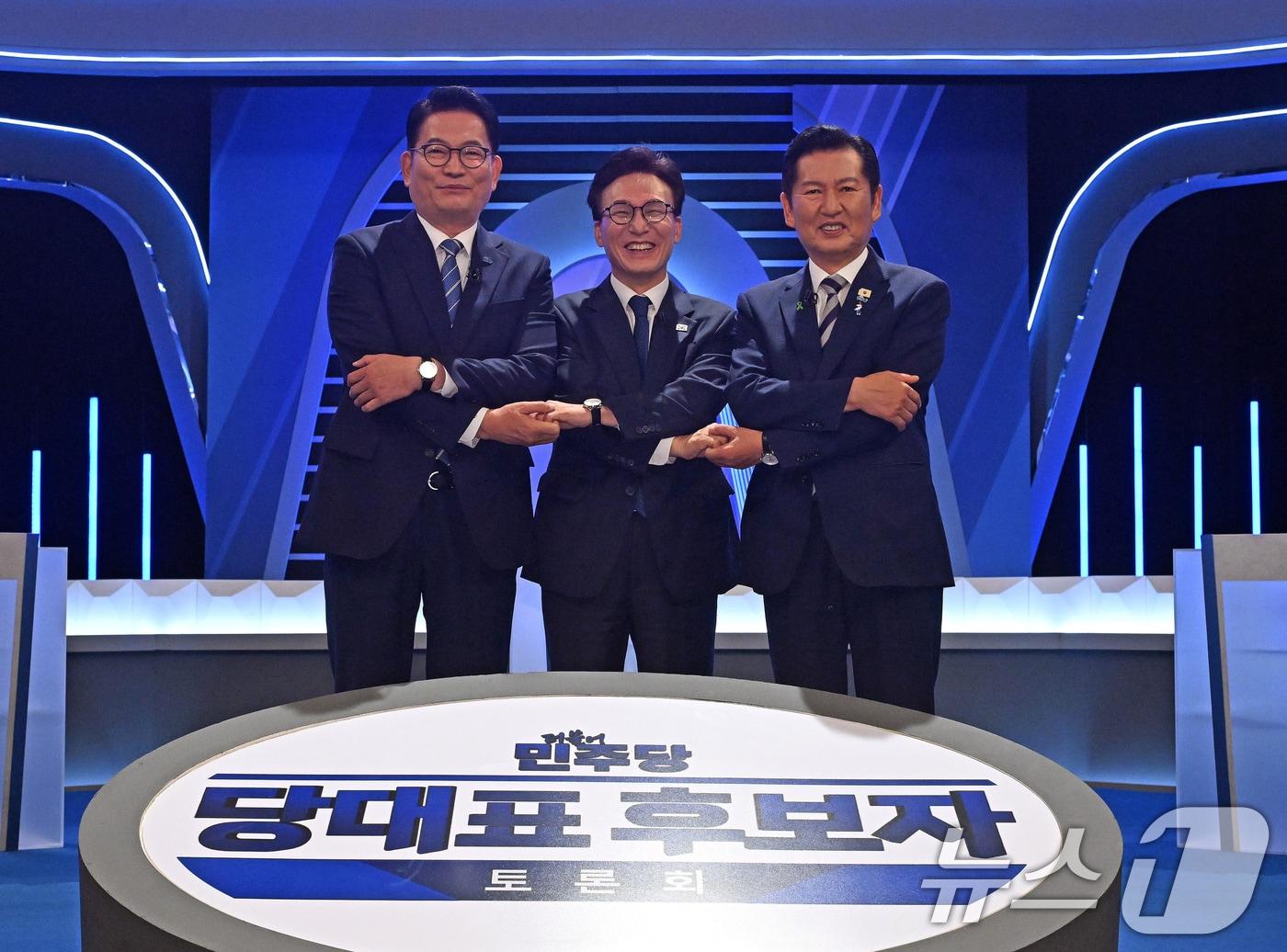 본문 이미지 - 더불어민주당 송영길(왼쪽부터), 김민석, 정청래 당대표 후보가 5일 서울 여의도 KBS에서 열린 2차 TV토론회에 앞서 포즈를 취하고 있다. 2026.8.5 ⓒ 뉴스1 국회사진기자단