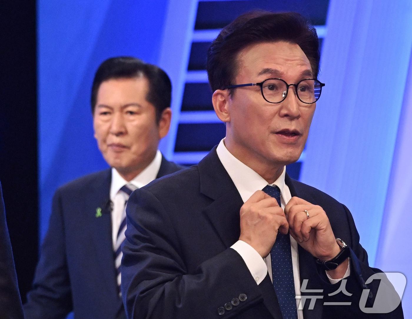 본문 이미지 - 더불어민주당 김민석(오른쪽), 정청래 당대표 후보가 5일 서울 여의도 KBS에서 열린 2차 TV토론회를 준비하고 있다. 2026.8.5 ⓒ 뉴스1 국회사진기자단